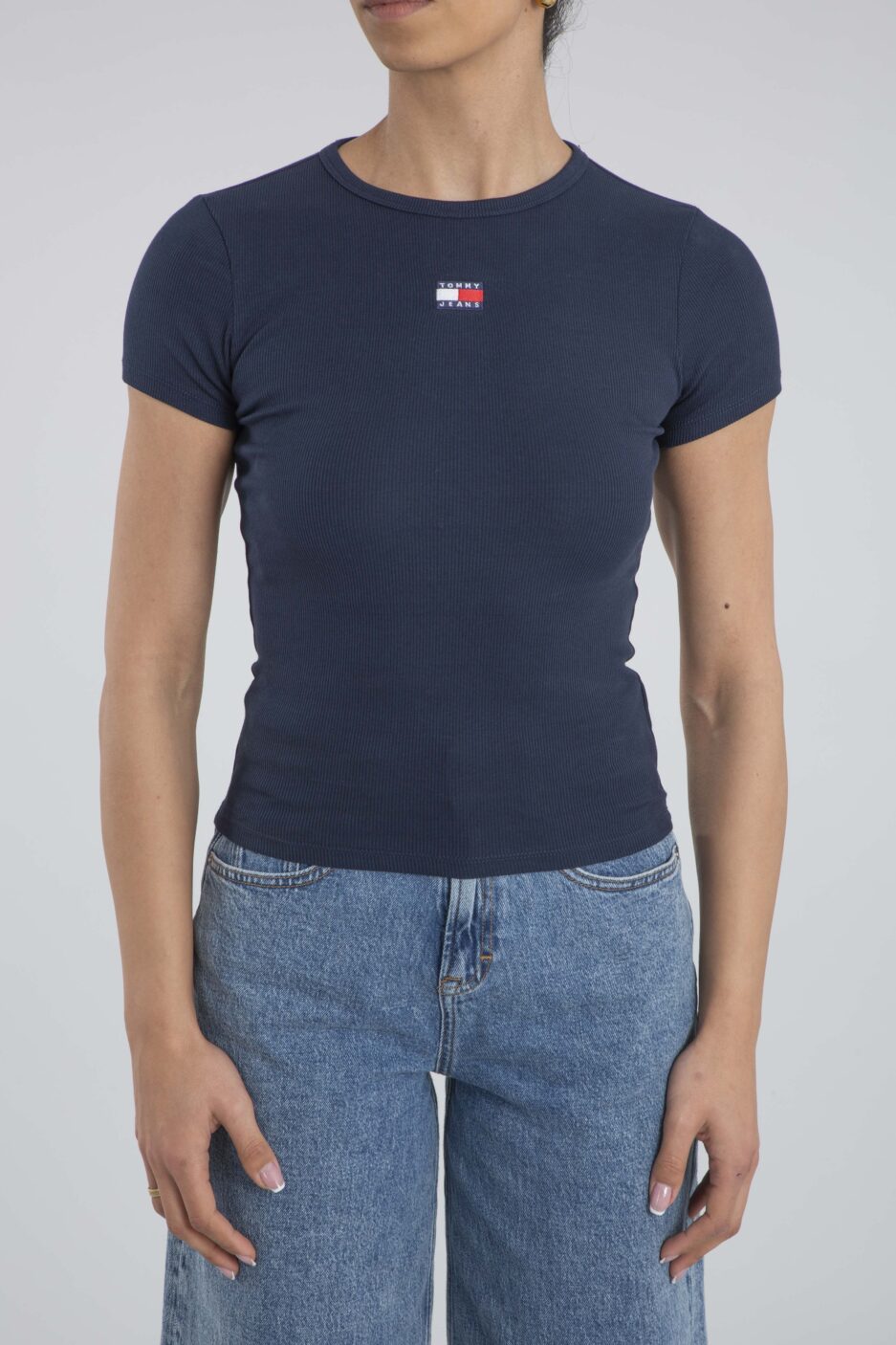 ⁦טי שירט צרה עם סמל מקורי מבית Tommy Jeans⁩ – תמונה ⁦17⁩