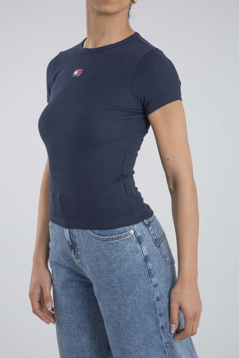 ⁦טי שירט צרה עם סמל מקורי מבית Tommy Jeans⁩ – תמונה ⁦22⁩