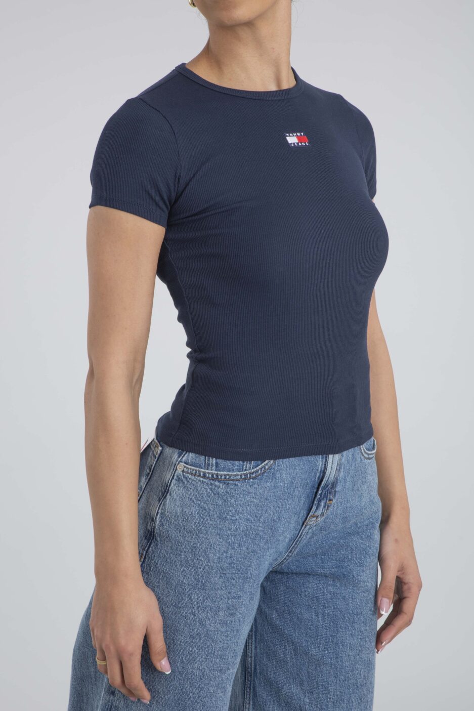 ⁦טי שירט צרה עם סמל מקורי מבית Tommy Jeans⁩ – תמונה ⁦24⁩