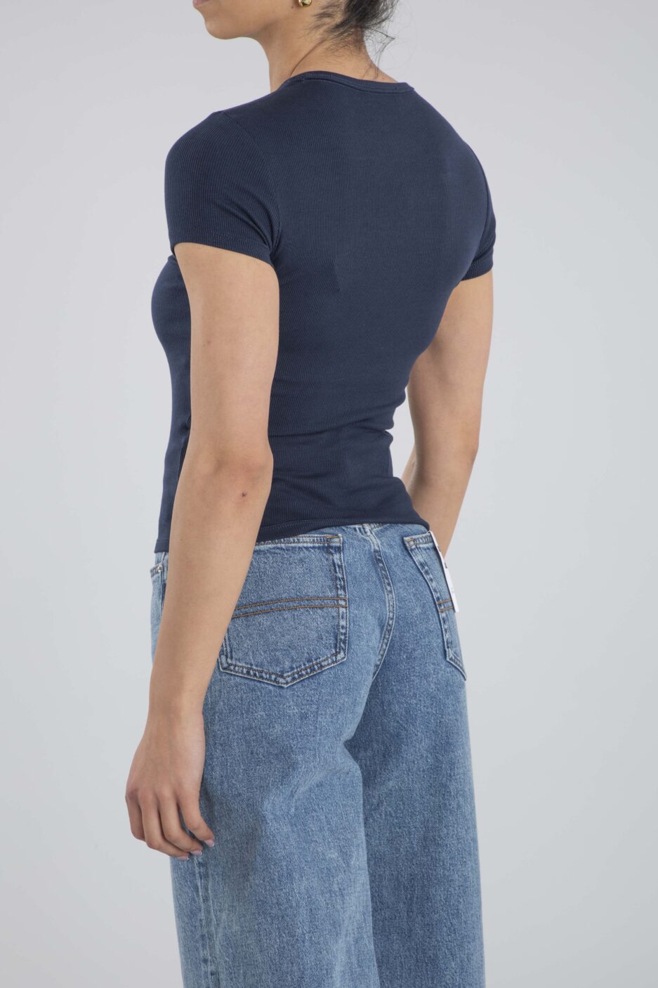 ⁦טי שירט צרה עם סמל מקורי מבית Tommy Jeans⁩ – תמונה ⁦29⁩