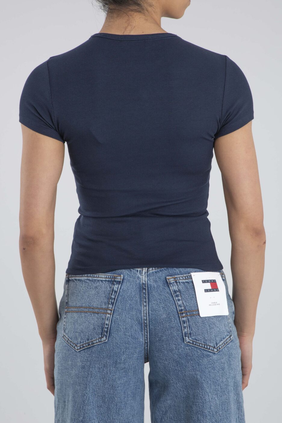 ⁦טי שירט צרה עם סמל מקורי מבית Tommy Jeans⁩ – תמונה ⁦33⁩