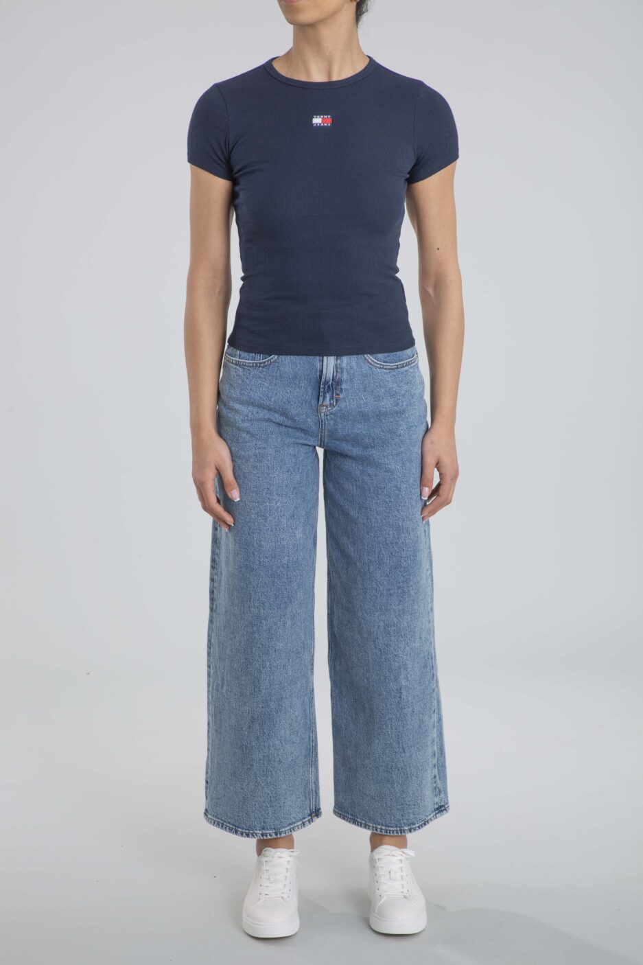 ⁦טי שירט צרה עם סמל מקורי מבית Tommy Jeans⁩ – תמונה ⁦5⁩