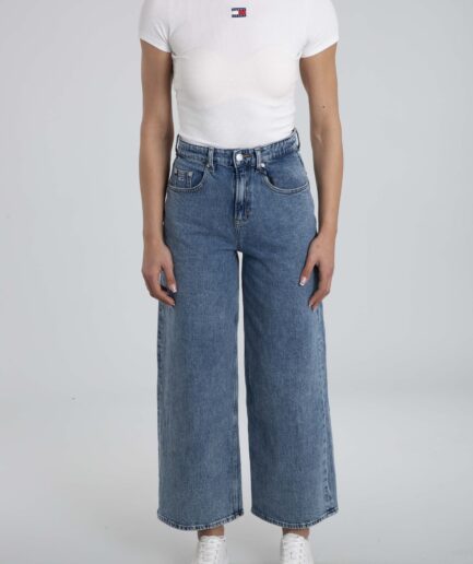 טי שירט צרה עם סמל מקורי מבית Tommy Jeans