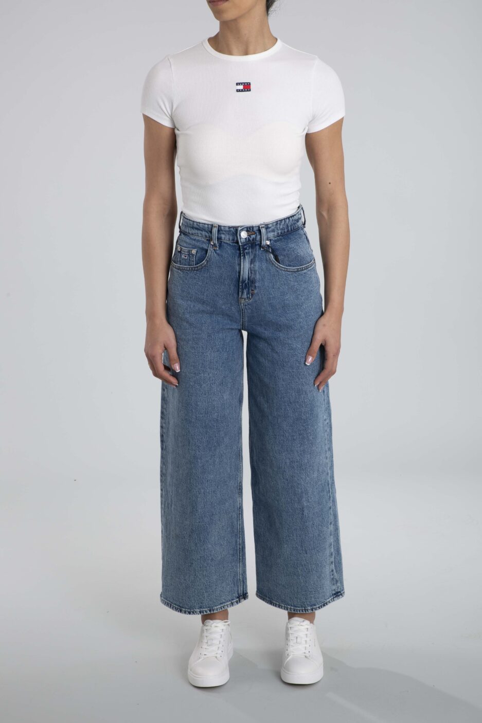טי שירט צרה עם סמל מקורי מבית Tommy Jeans