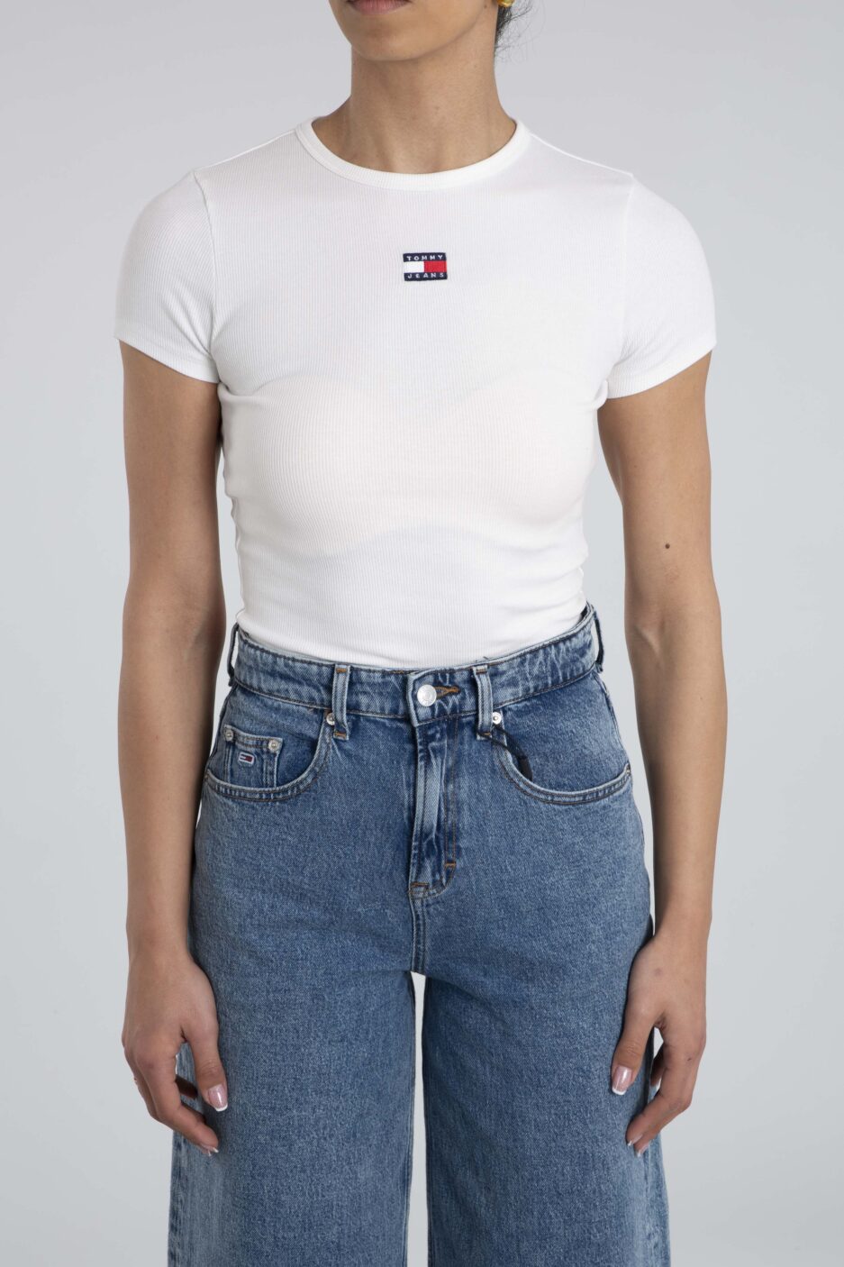 ⁦טי שירט צרה עם סמל מקורי מבית Tommy Jeans⁩ – תמונה ⁦20⁩