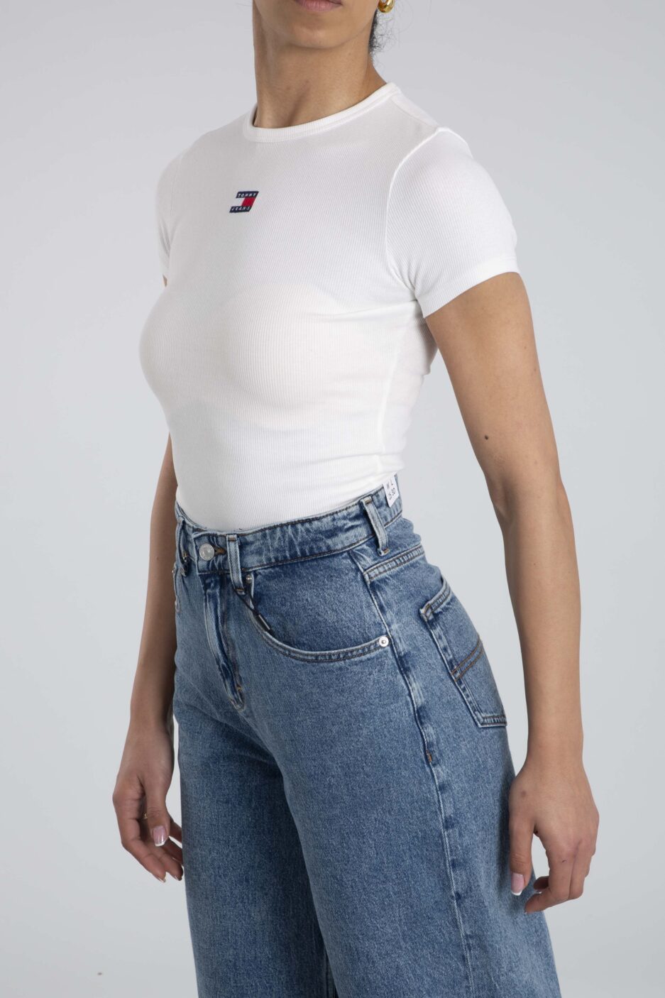 ⁦טי שירט צרה עם סמל מקורי מבית Tommy Jeans⁩ – תמונה ⁦47⁩
