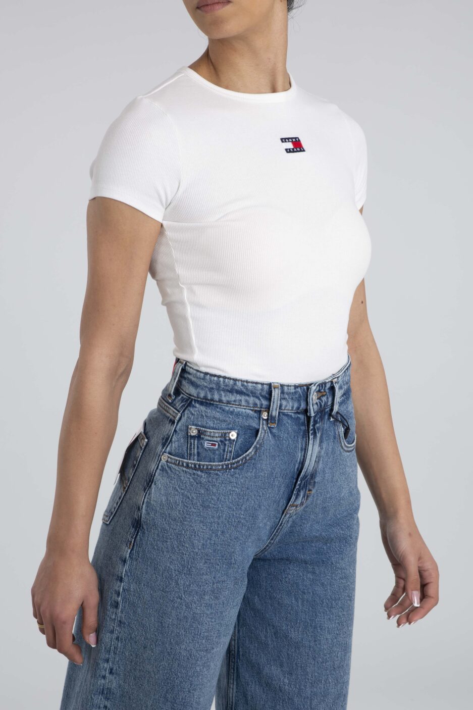 ⁦טי שירט צרה עם סמל מקורי מבית Tommy Jeans⁩ – תמונה ⁦37⁩
