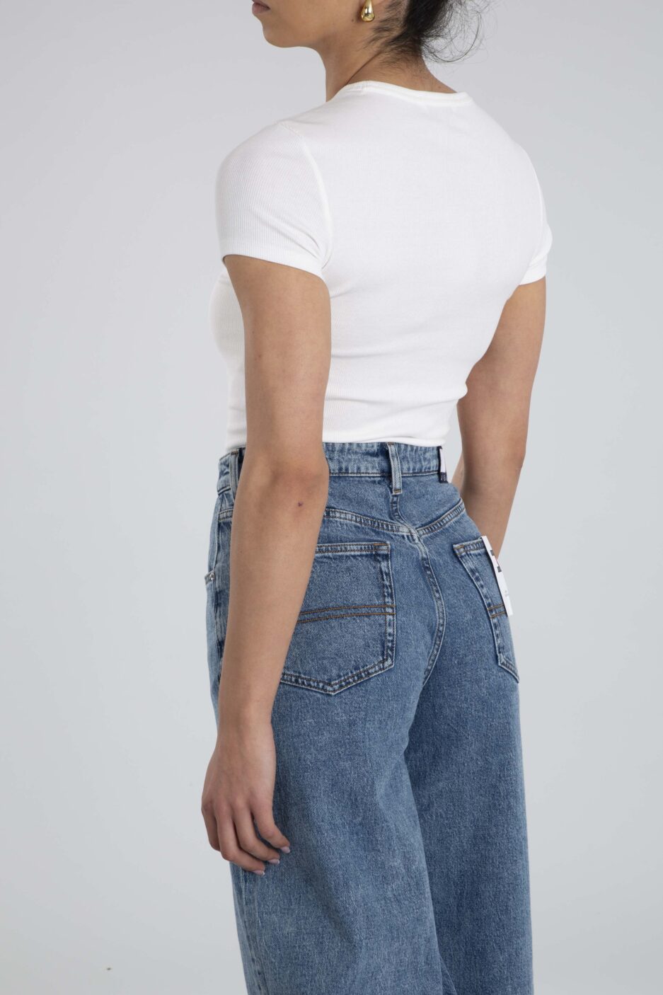 ⁦טי שירט צרה עם סמל מקורי מבית Tommy Jeans⁩ – תמונה ⁦28⁩
