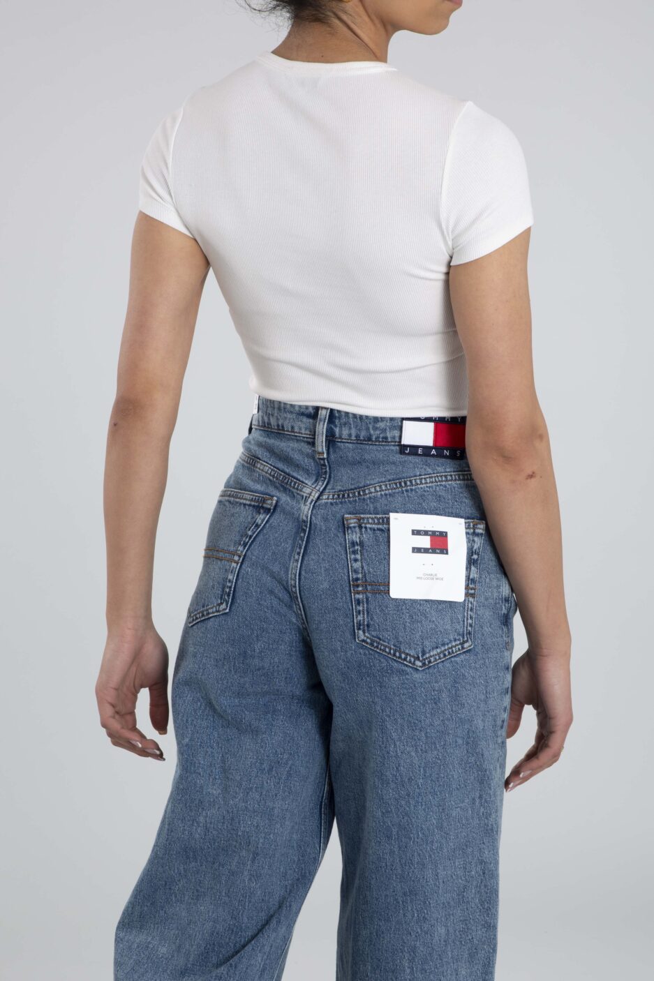 ⁦טי שירט צרה עם סמל מקורי מבית Tommy Jeans⁩ – תמונה ⁦34⁩