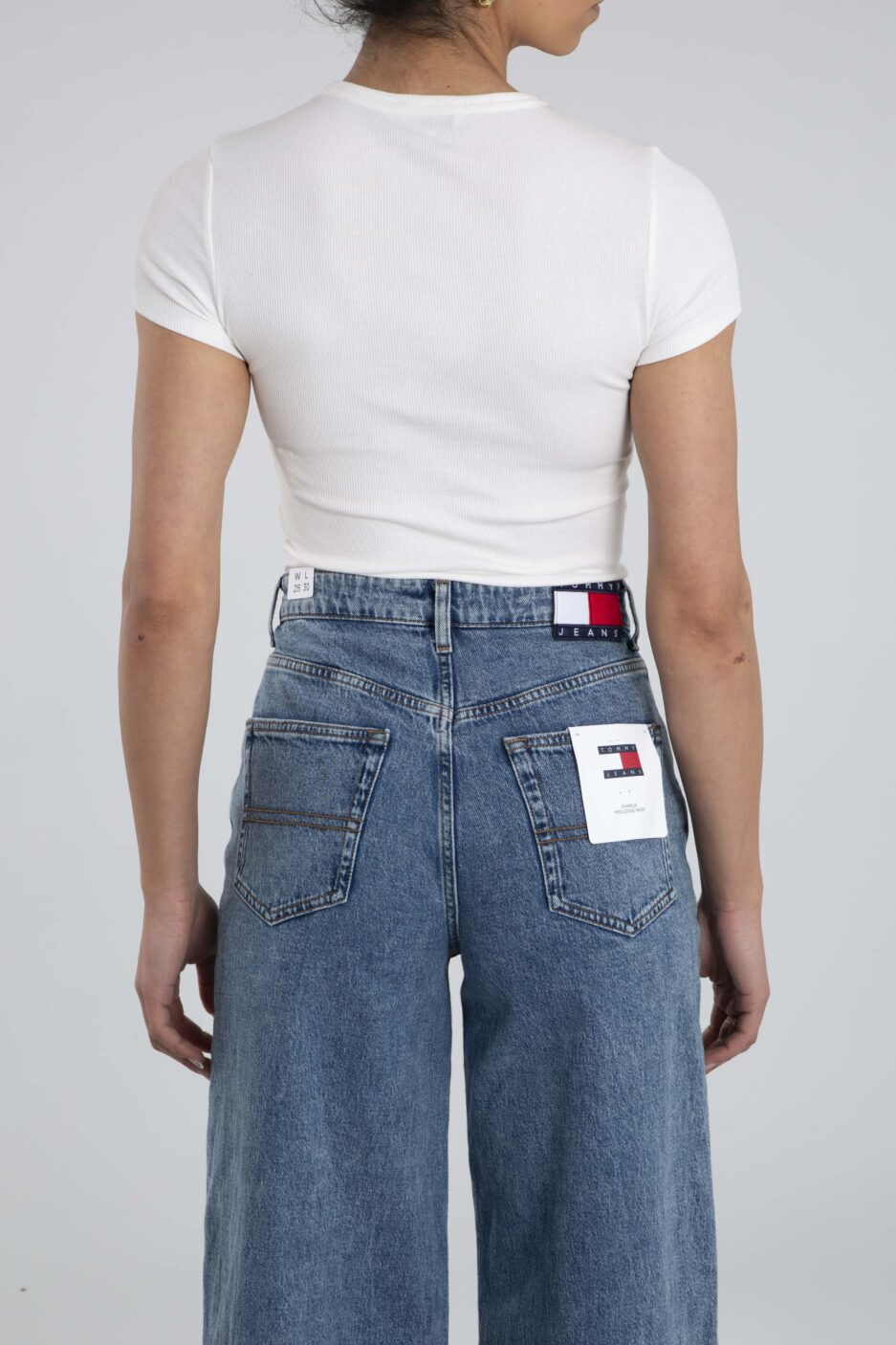 ⁦טי שירט צרה עם סמל מקורי מבית Tommy Jeans⁩ – תמונה ⁦16⁩