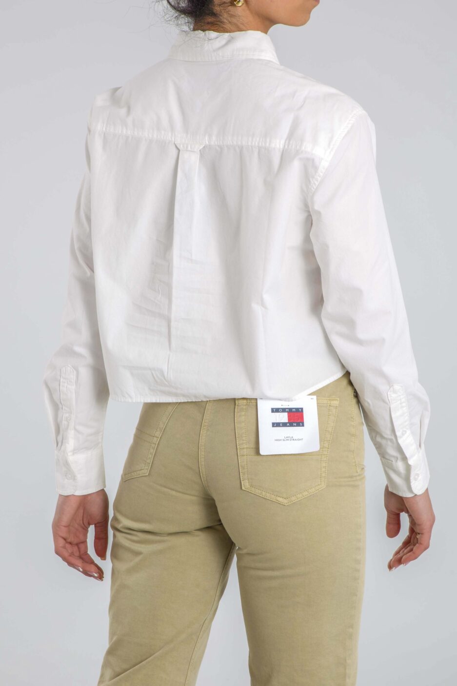 ⁦חולצת פופלין קצרה ונינוחה של Tommy Hilfiger⁩ – תמונה ⁦2⁩