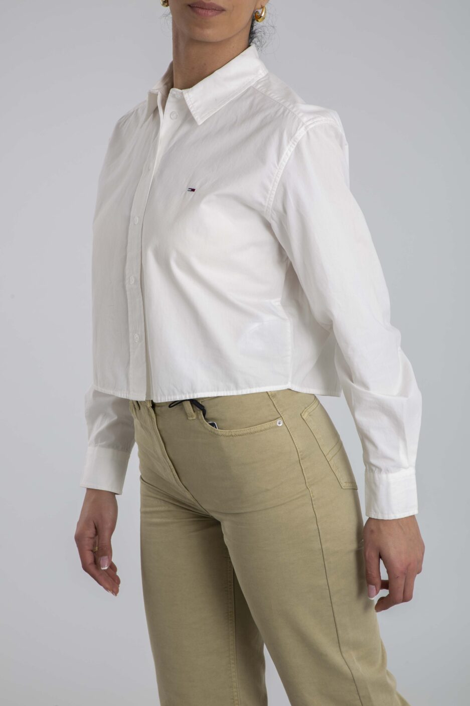 ⁦חולצת פופלין קצרה ונינוחה של Tommy Hilfiger⁩ – תמונה ⁦8⁩