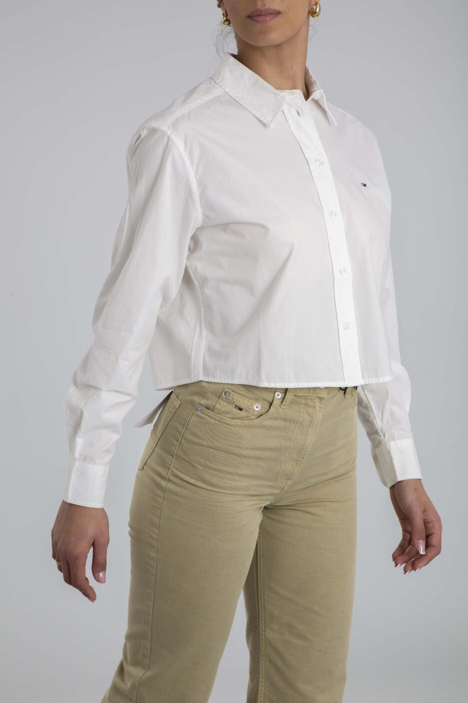 ⁦חולצת פופלין קצרה ונינוחה של Tommy Hilfiger⁩ – תמונה ⁦5⁩