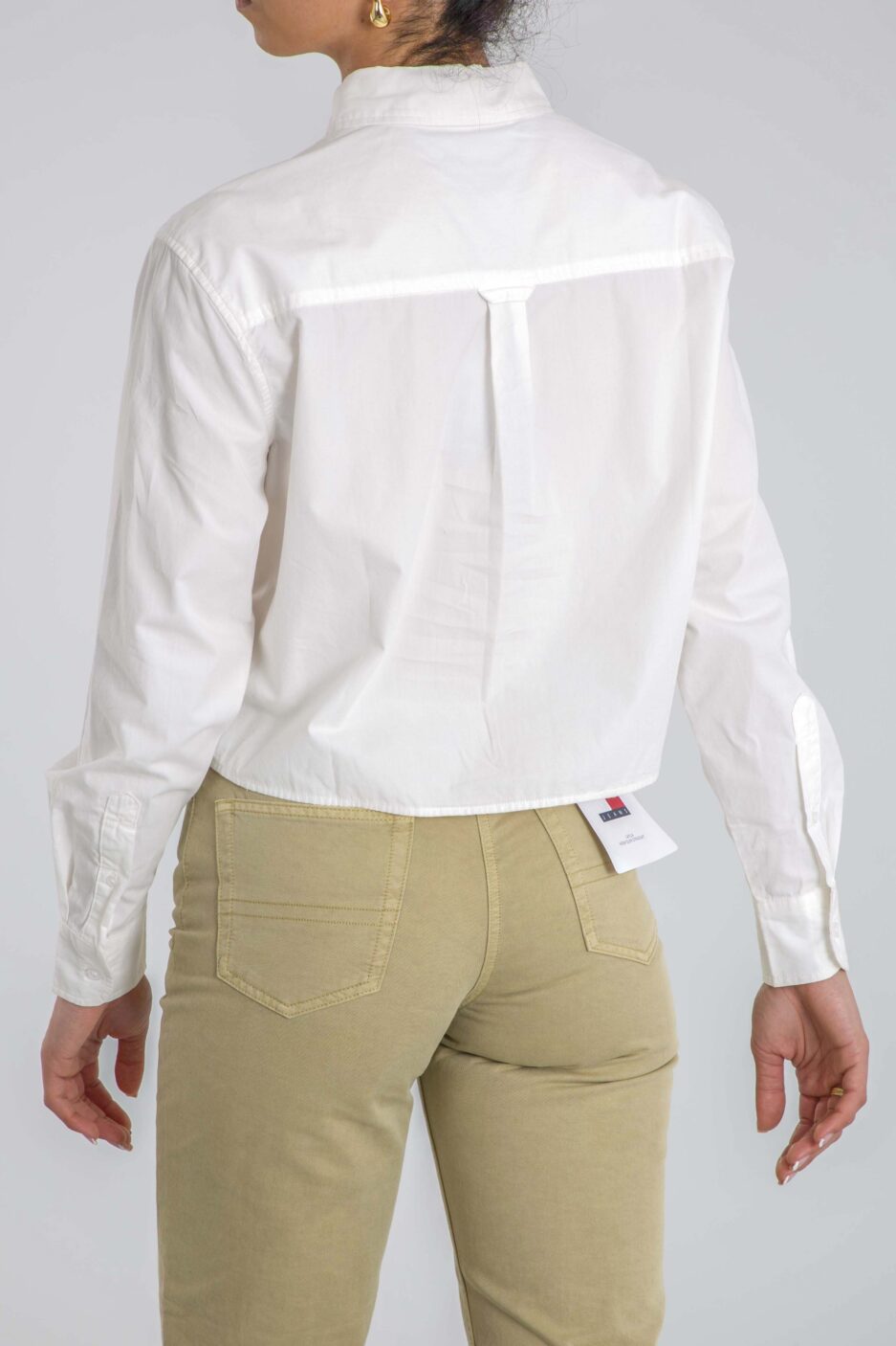⁦חולצת פופלין קצרה ונינוחה של Tommy Hilfiger⁩ – תמונה ⁦6⁩