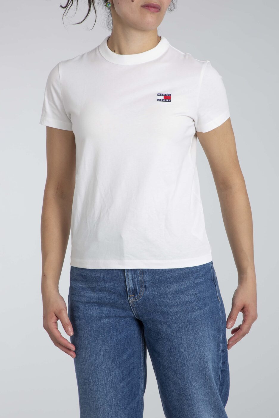 ⁦חולצת טי עם לוגו של Tommy Hilfiger⁩ – תמונה ⁦5⁩