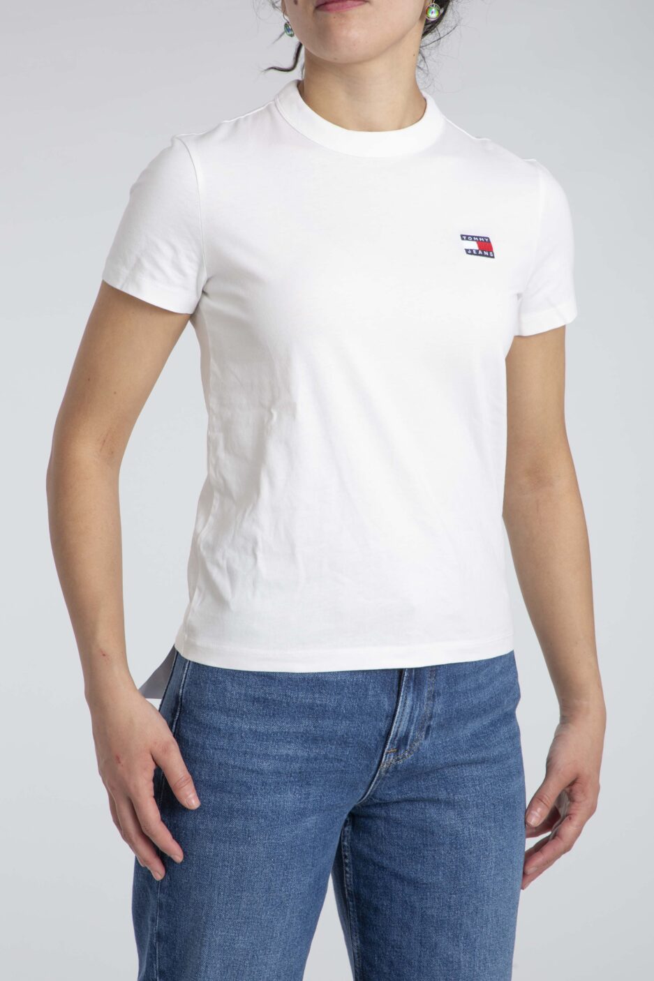 ⁦חולצת טי עם לוגו של Tommy Hilfiger⁩ – תמונה ⁦3⁩