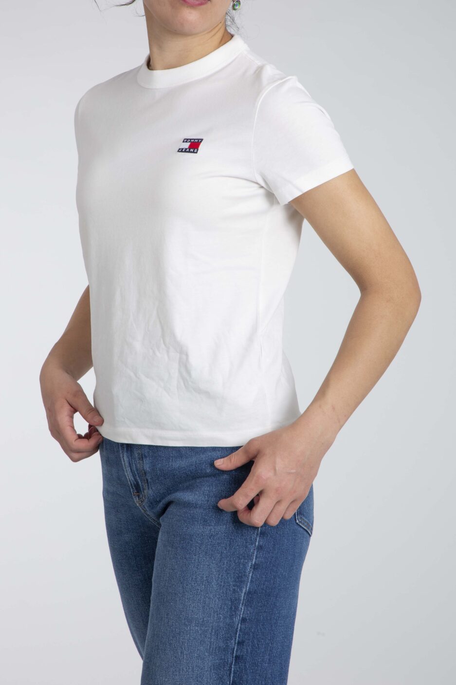 ⁦חולצת טי עם לוגו של Tommy Hilfiger⁩ – תמונה ⁦6⁩