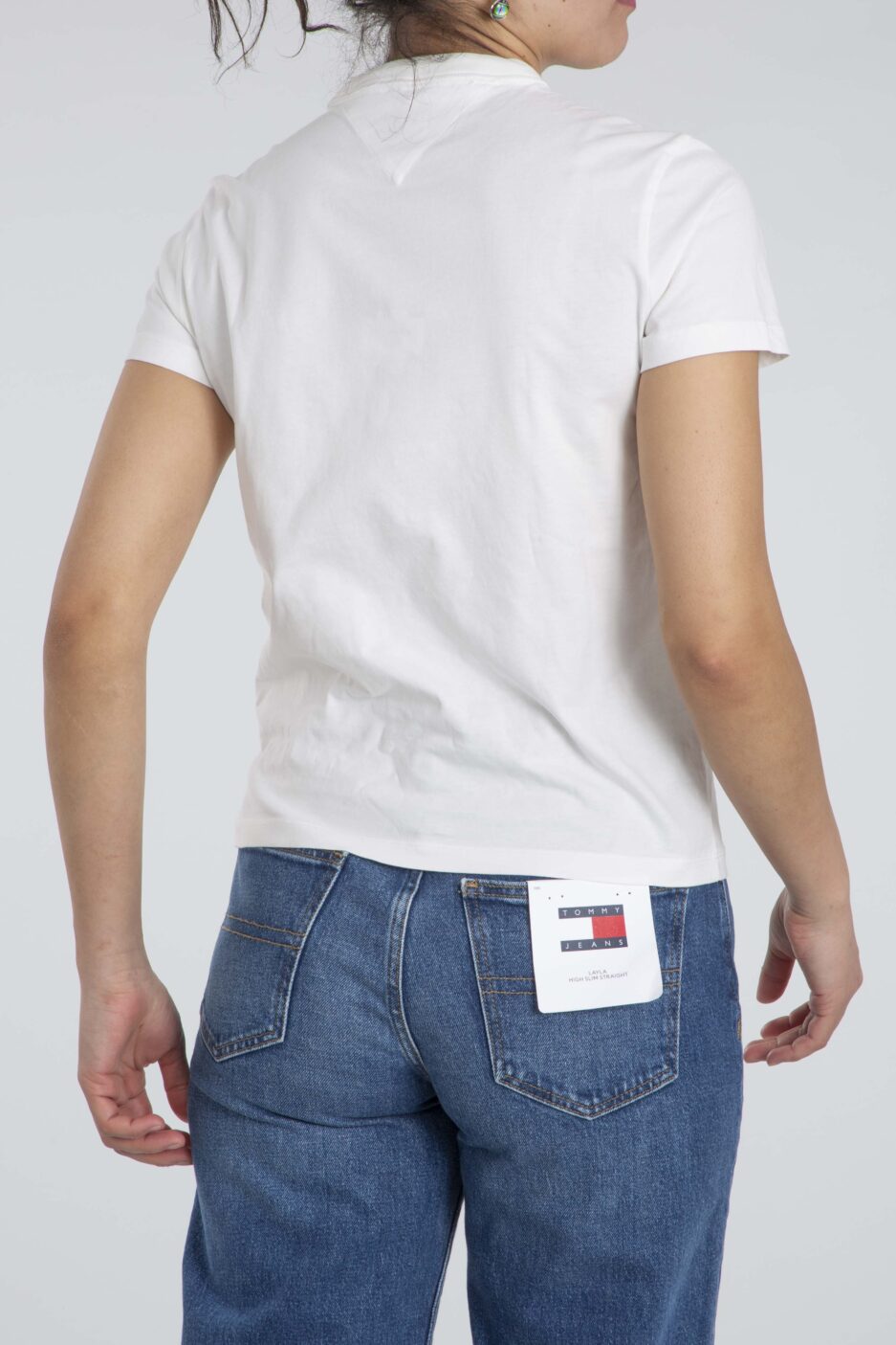 ⁦חולצת טי עם לוגו של Tommy Hilfiger⁩ – תמונה ⁦4⁩