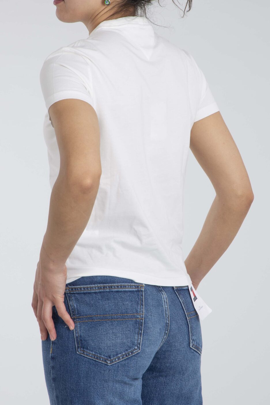 ⁦חולצת טי עם לוגו של Tommy Hilfiger⁩ – תמונה ⁦2⁩