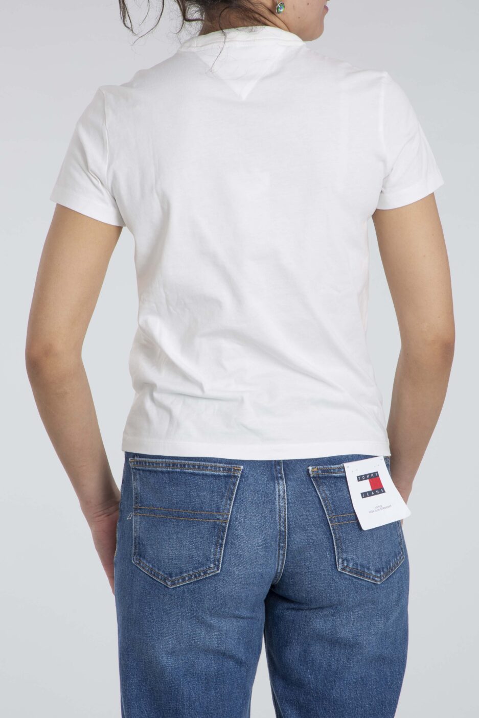 ⁦חולצת טי עם לוגו של Tommy Hilfiger⁩ – תמונה ⁦7⁩