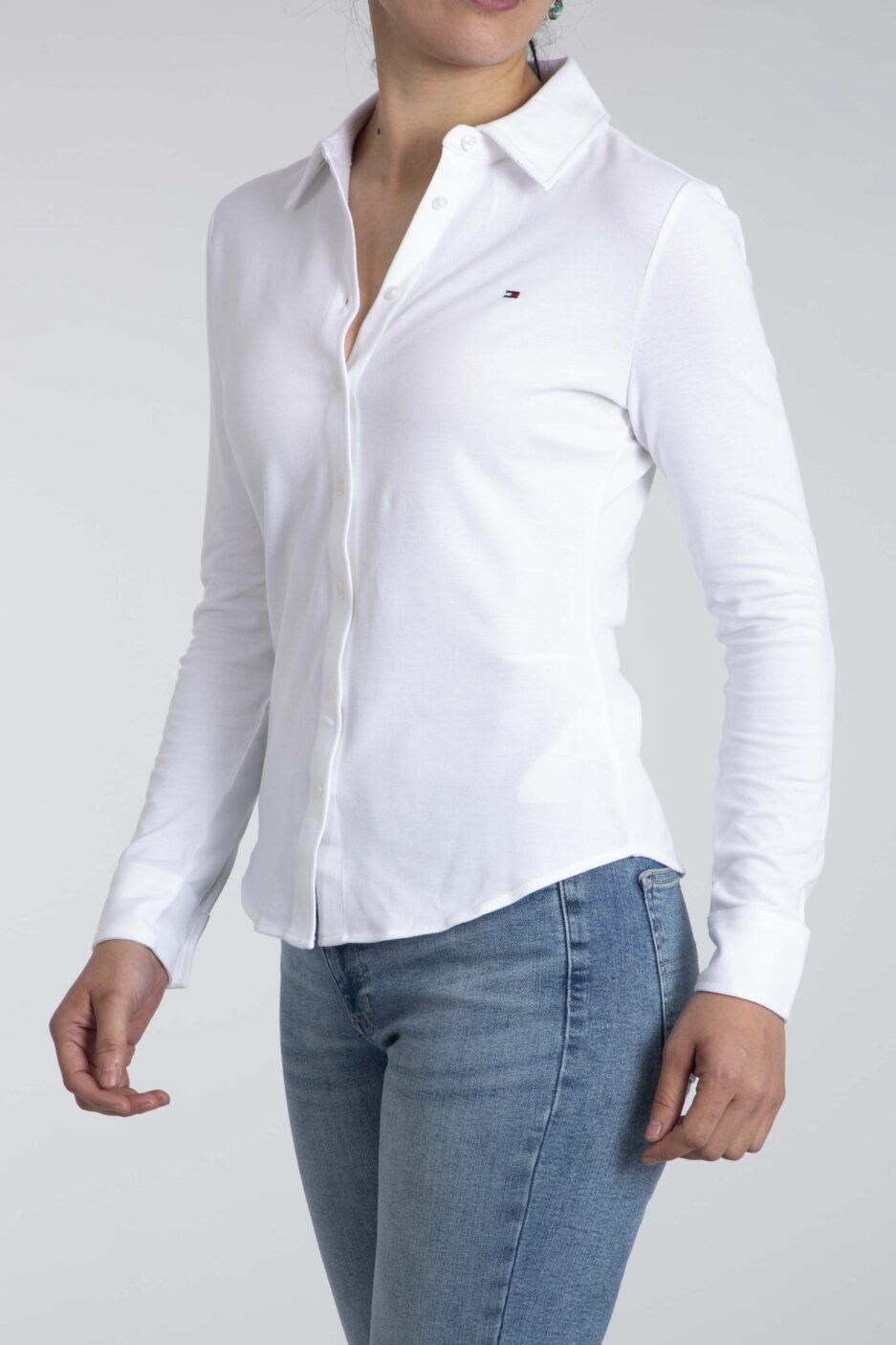 ⁦חולצה קלאסית לנשים של Tommy Hilfiger⁩ – תמונה ⁦2⁩