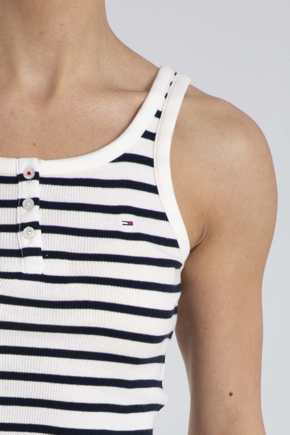 ⁦גופיית כפתורים SLIM מבית Tommy Hilfiger Jeans⁩ – תמונה ⁦5⁩
