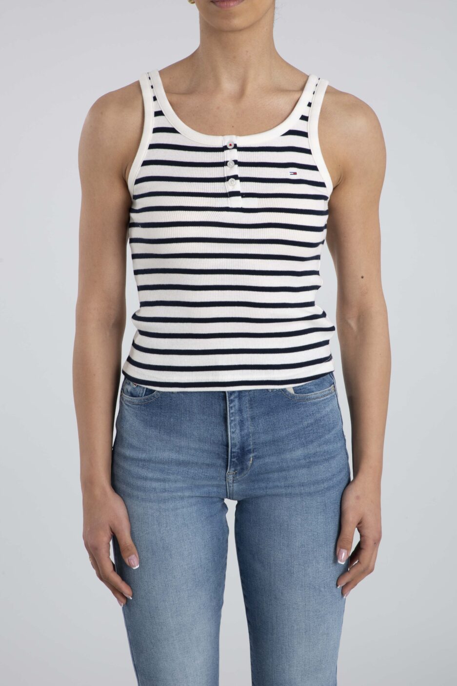 ⁦גופיית כפתורים SLIM מבית Tommy Hilfiger Jeans⁩ – תמונה ⁦4⁩