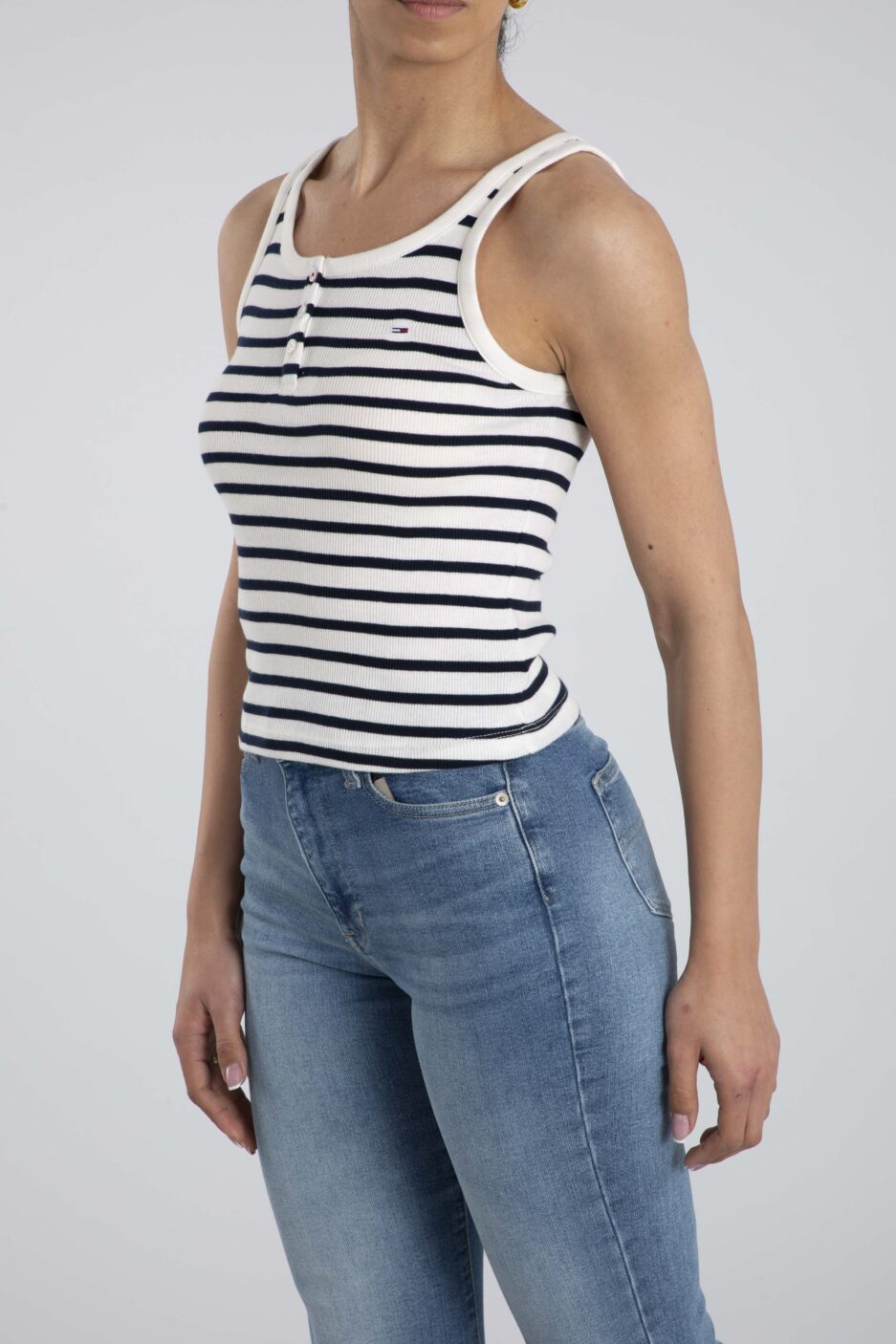 ⁦גופיית כפתורים SLIM מבית Tommy Hilfiger Jeans⁩ – תמונה ⁦3⁩