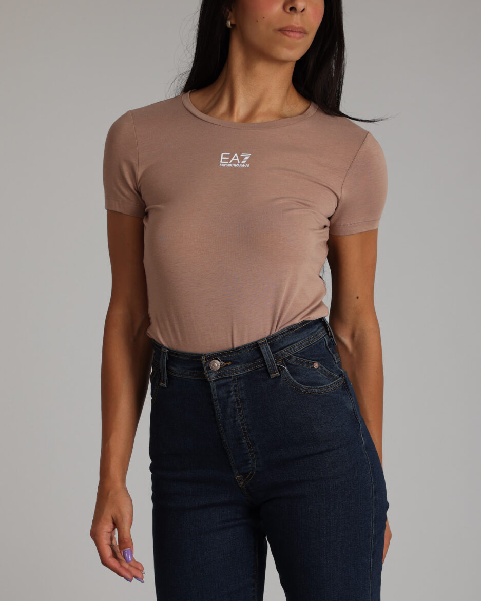 ⁦חולצת טי EA7 עם לוגו במרכז⁩ – תמונה ⁦2⁩