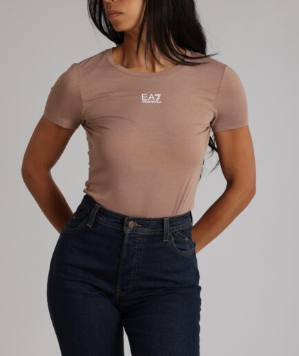 חולצת טי EA7 עם לוגו במרכז