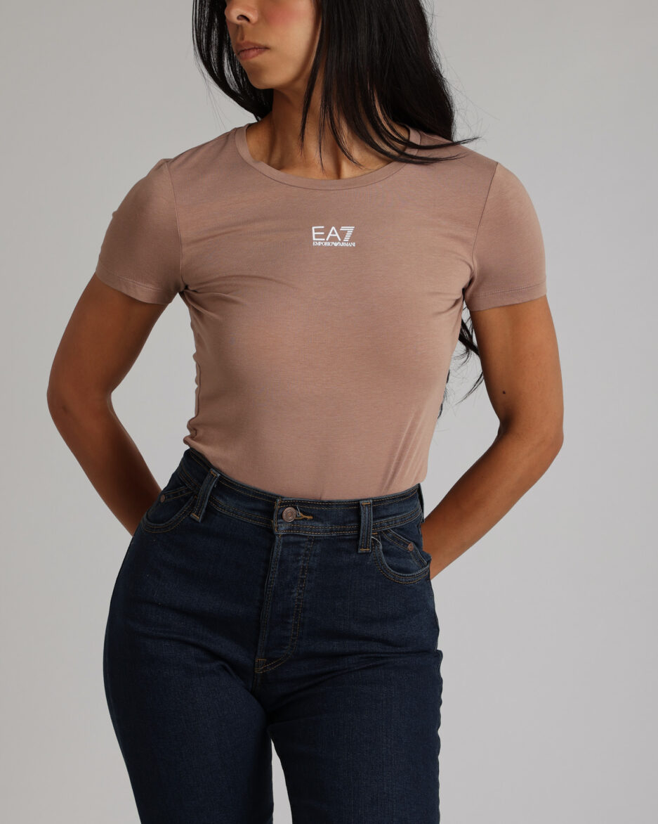 חולצת טי EA7 עם לוגו במרכז