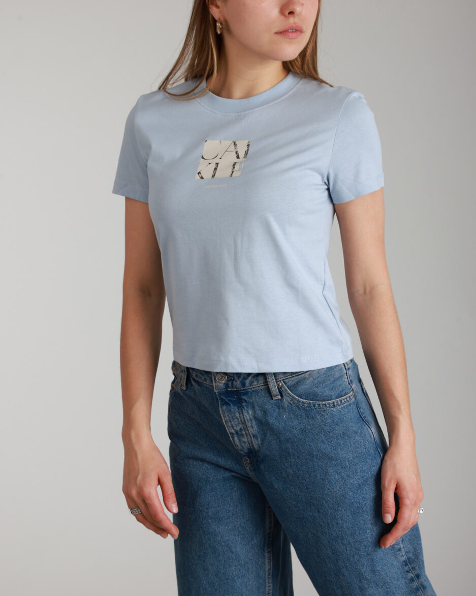 ⁦חולצת טי נשים של Calvin Klein⁩ – תמונה ⁦2⁩