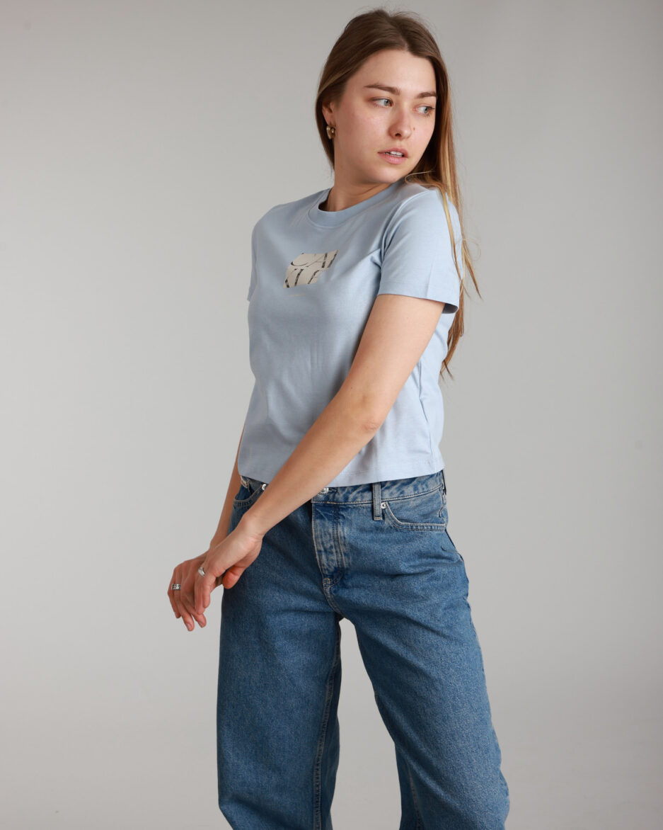 ⁦חולצת טי נשים של Calvin Klein⁩ – תמונה ⁦9⁩