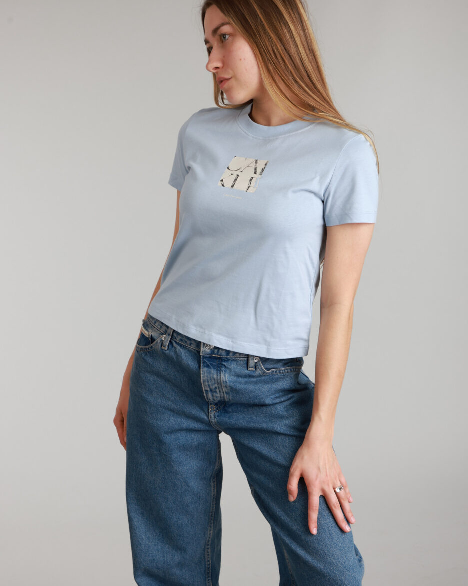 ⁦חולצת טי נשים של Calvin Klein⁩ – תמונה ⁦6⁩