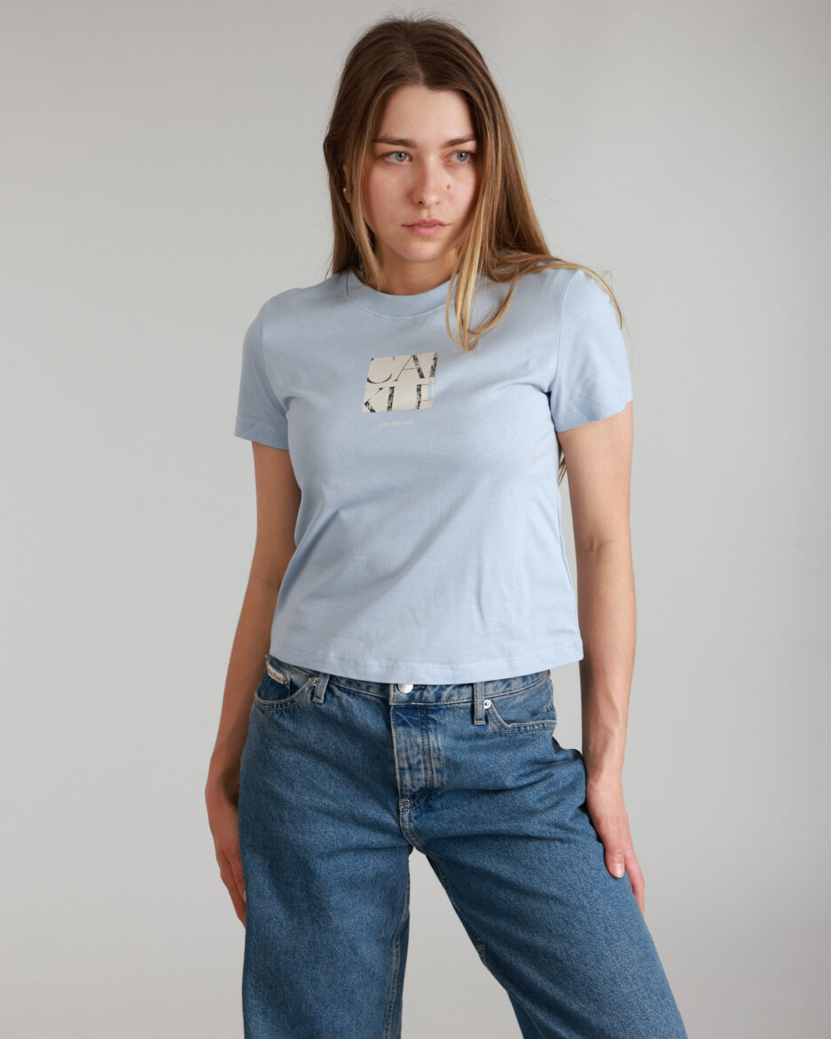 ⁦חולצת טי נשים של Calvin Klein⁩ – תמונה ⁦12⁩