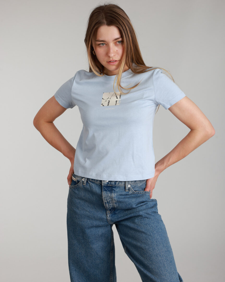 ⁦חולצת טי נשים של Calvin Klein⁩ – תמונה ⁦4⁩