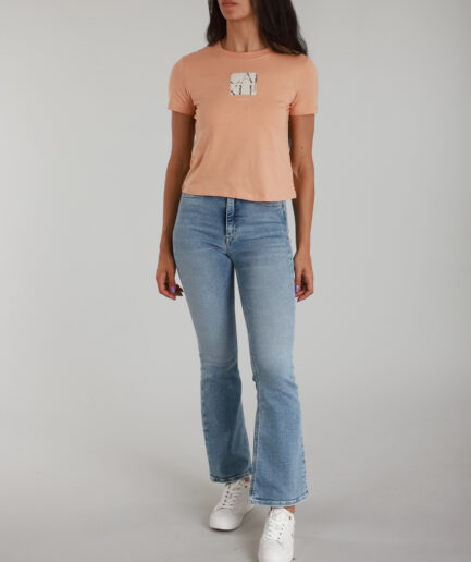 טי-שירט גרפית לנשים בצבע סלמון – Calvin Klein Jeans
