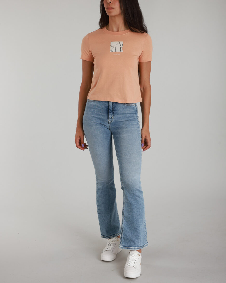 טי-שירט גרפית לנשים בצבע סלמון – Calvin Klein Jeans