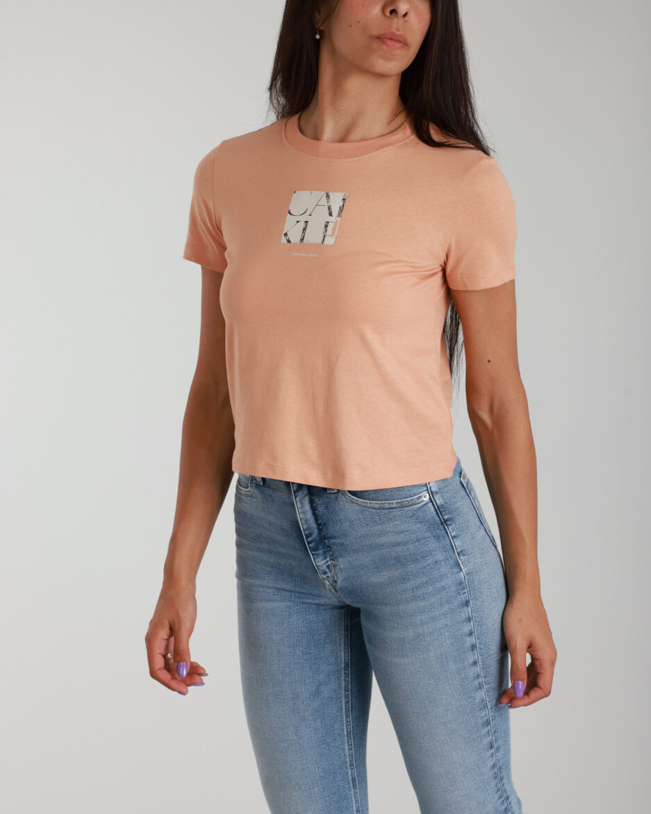 ⁦טי-שירט גרפית לנשים בצבע סלמון – Calvin Klein Jeans⁩ – תמונה ⁦7⁩