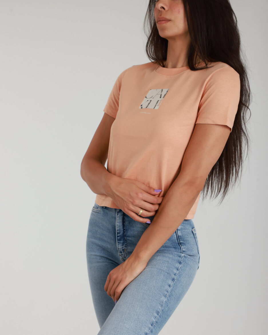 ⁦טי-שירט גרפית לנשים בצבע סלמון – Calvin Klein Jeans⁩ – תמונה ⁦6⁩