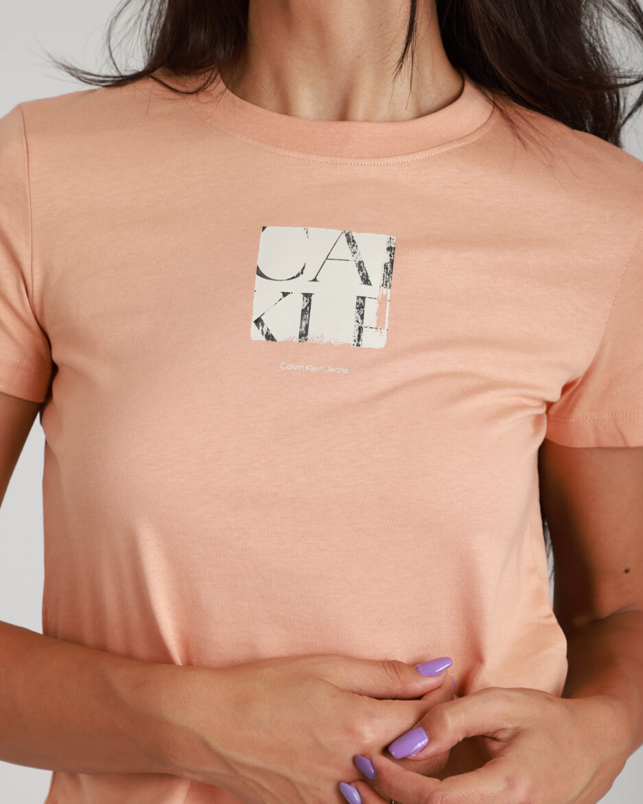 ⁦טי-שירט גרפית לנשים בצבע סלמון – Calvin Klein Jeans⁩ – תמונה ⁦12⁩