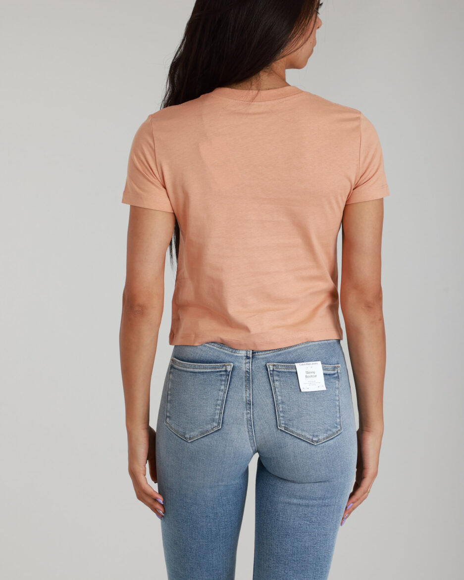⁦טי-שירט גרפית לנשים בצבע סלמון – Calvin Klein Jeans⁩ – תמונה ⁦8⁩