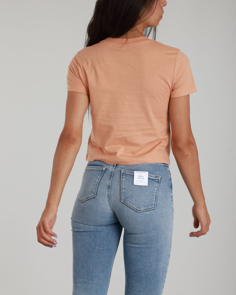 ⁦טי-שירט גרפית לנשים בצבע סלמון – Calvin Klein Jeans⁩ – תמונה ⁦4⁩