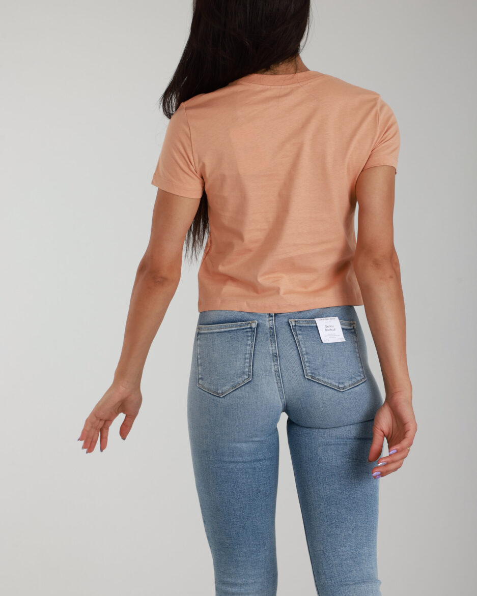 ⁦טי-שירט גרפית לנשים בצבע סלמון – Calvin Klein Jeans⁩ – תמונה ⁦11⁩