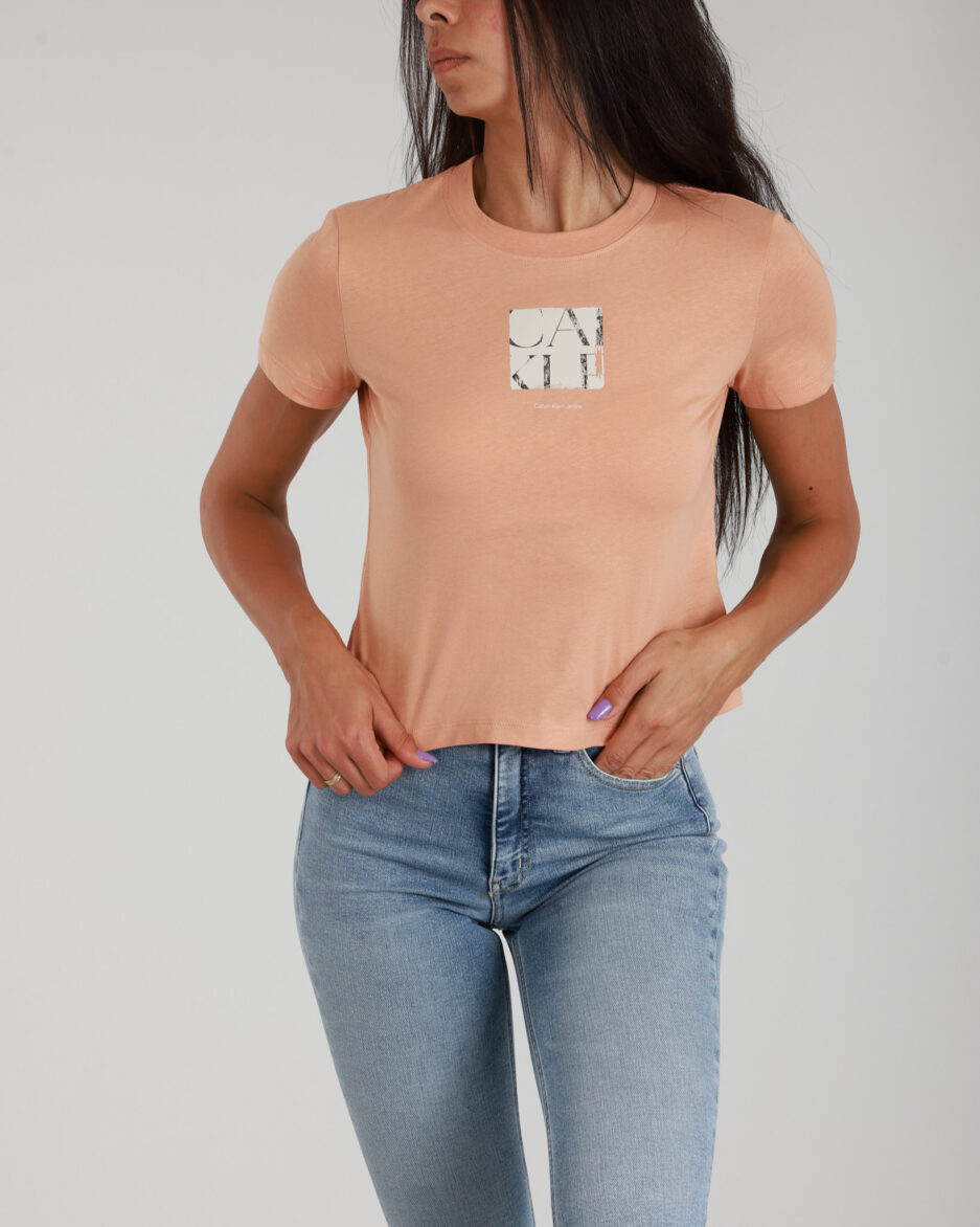 ⁦טי-שירט גרפית לנשים בצבע סלמון – Calvin Klein Jeans⁩ – תמונה ⁦9⁩