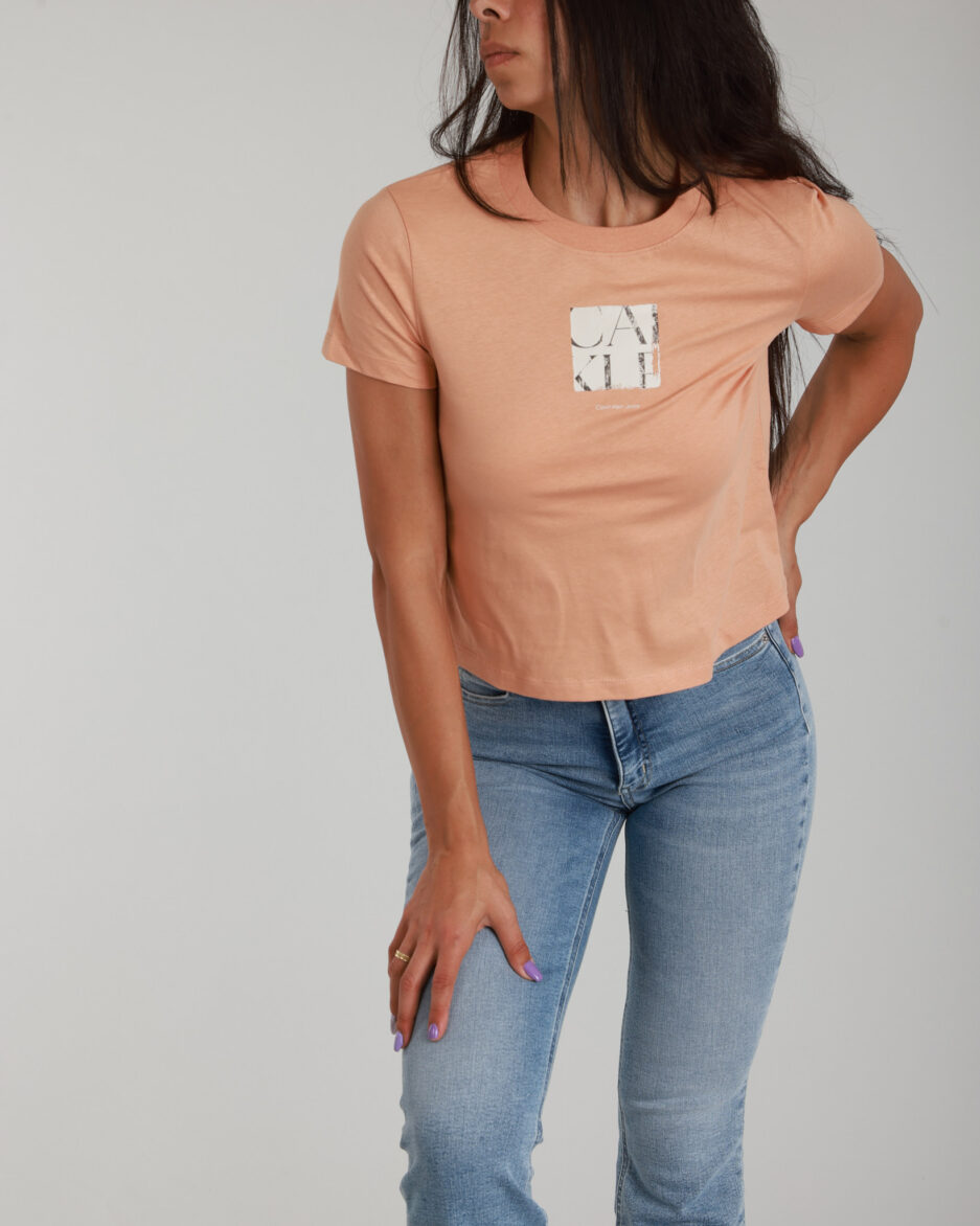 ⁦טי-שירט גרפית לנשים בצבע סלמון – Calvin Klein Jeans⁩ – תמונה ⁦10⁩
