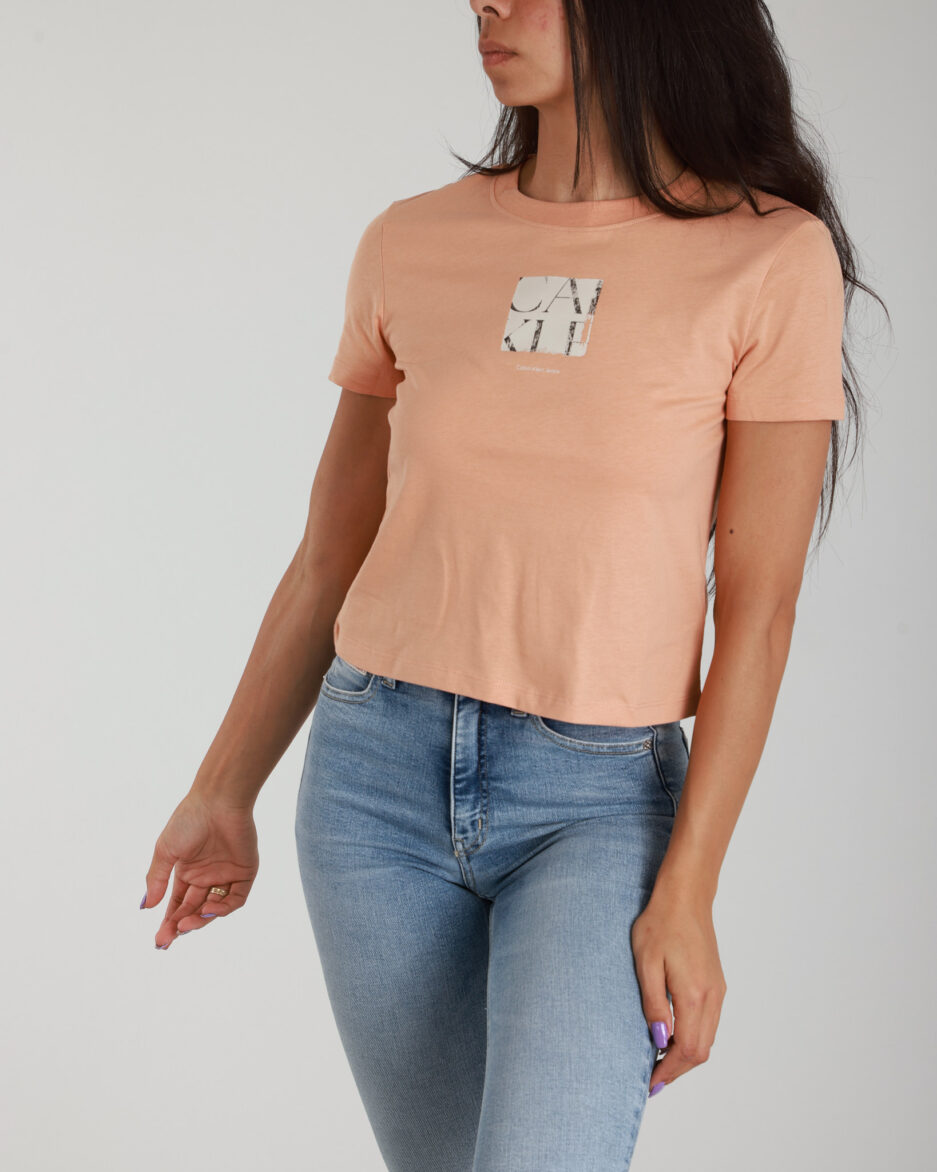 ⁦טי-שירט גרפית לנשים בצבע סלמון – Calvin Klein Jeans⁩ – תמונה ⁦2⁩