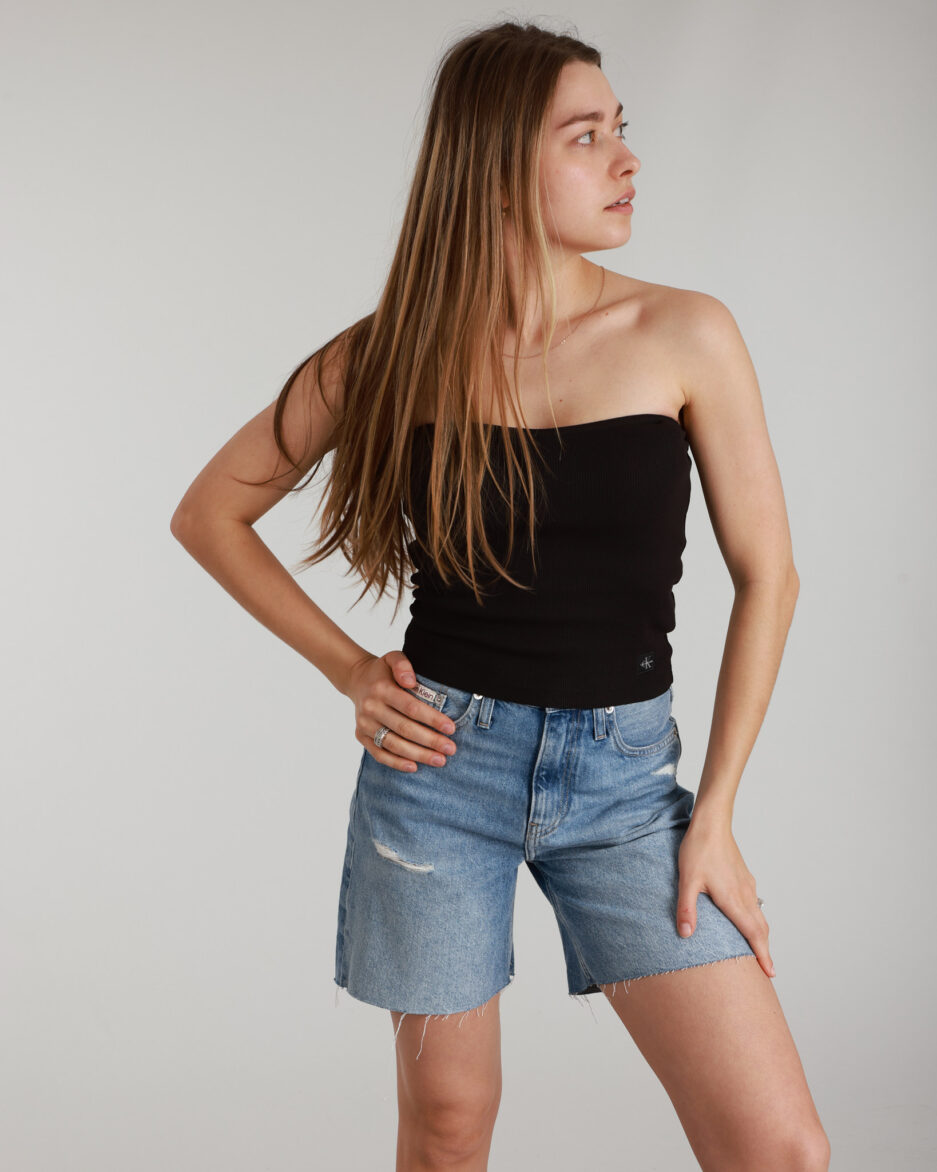 ⁦קרופ טופ ללא שרוולים Calvin Klein⁩ – תמונה ⁦17⁩