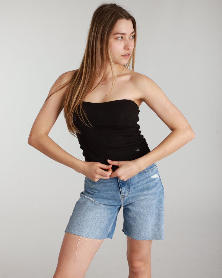 ⁦קרופ טופ ללא שרוולים Calvin Klein⁩ – תמונה ⁦13⁩