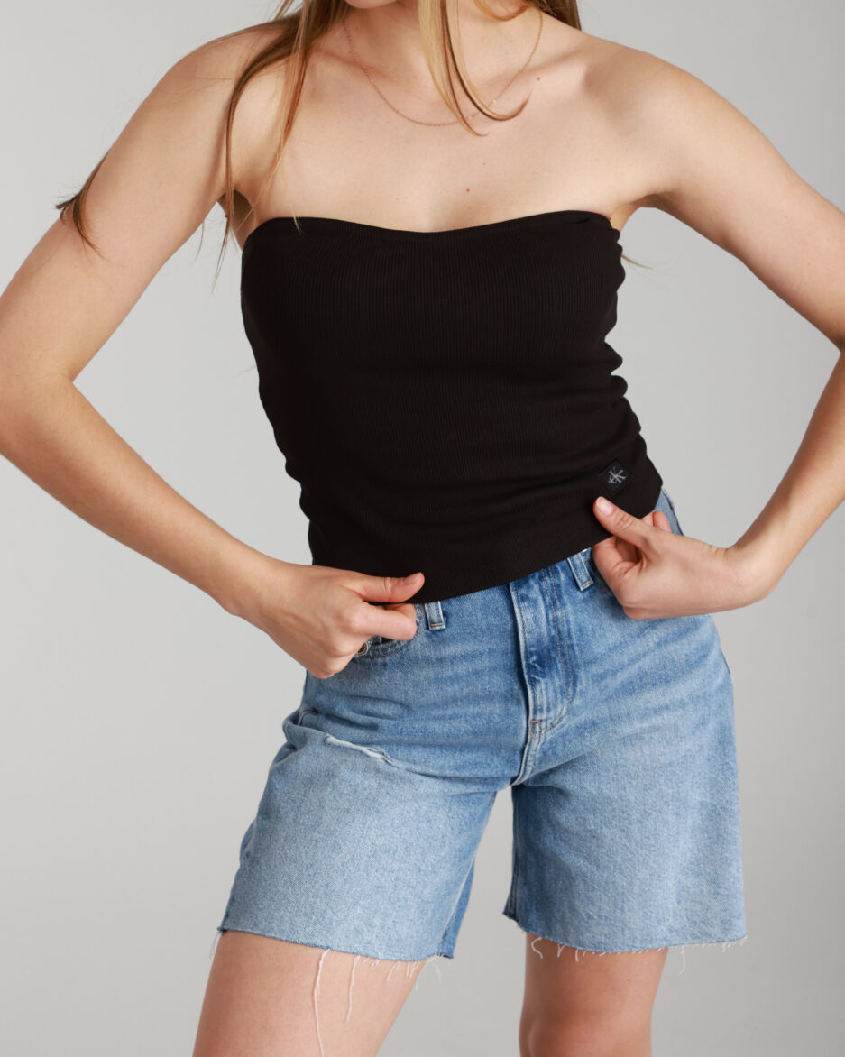 ⁦קרופ טופ ללא שרוולים Calvin Klein⁩ – תמונה ⁦3⁩